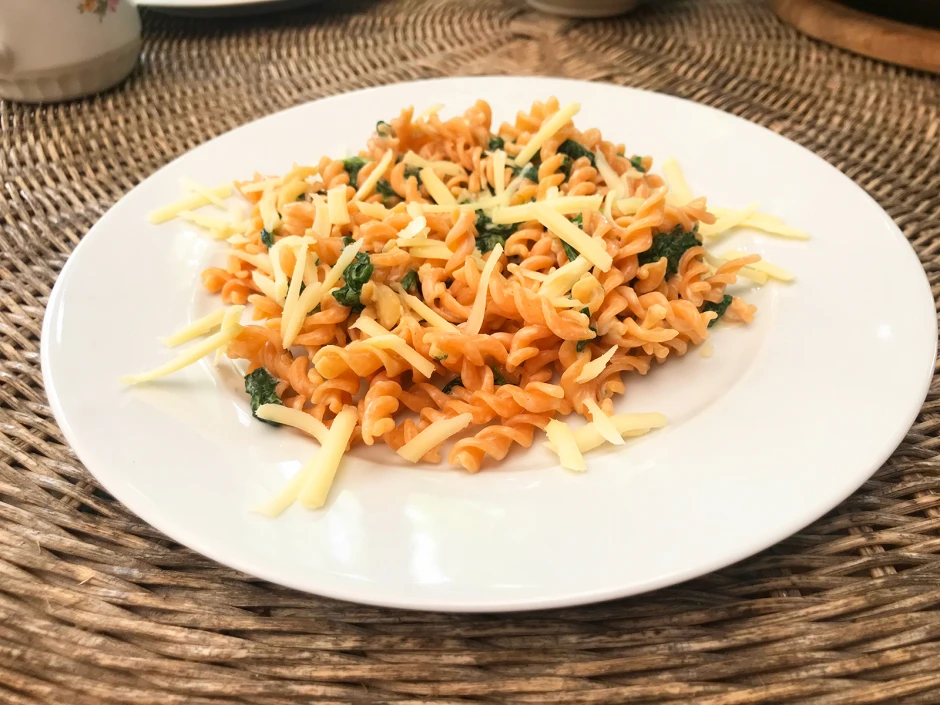 Rote-Linsen-Spirelli in Spinat-Obers-Sauce