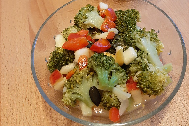Brokkolisalat mit Kürbiskernen