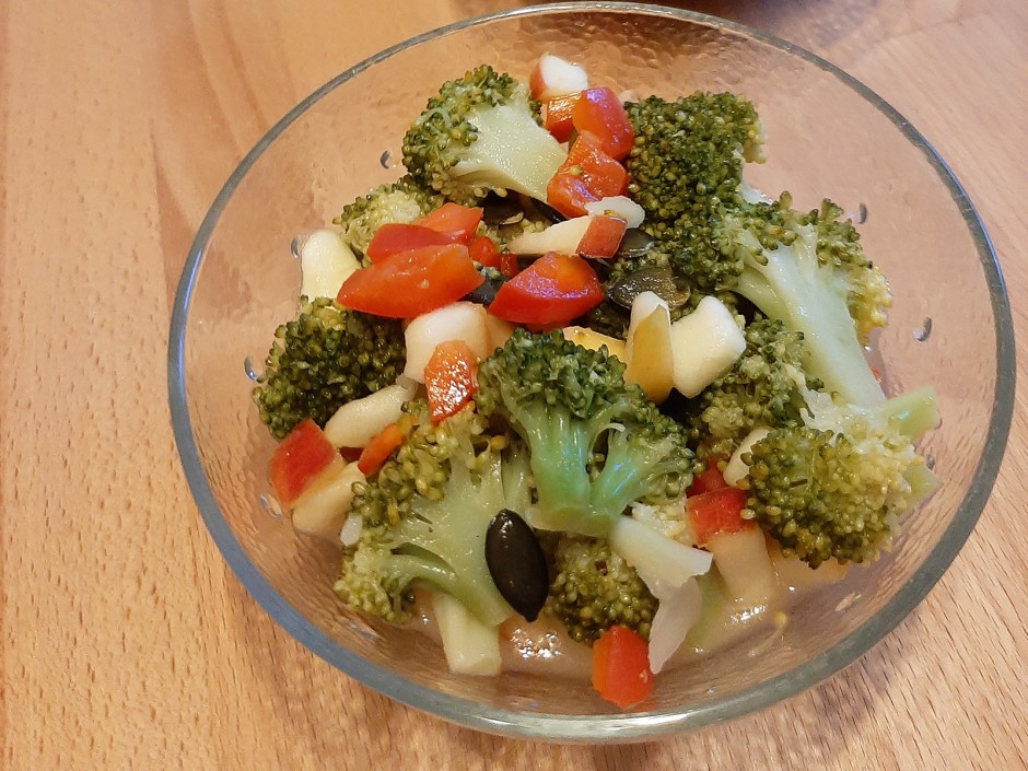 Brokkolisalat mit Kürbiskernen