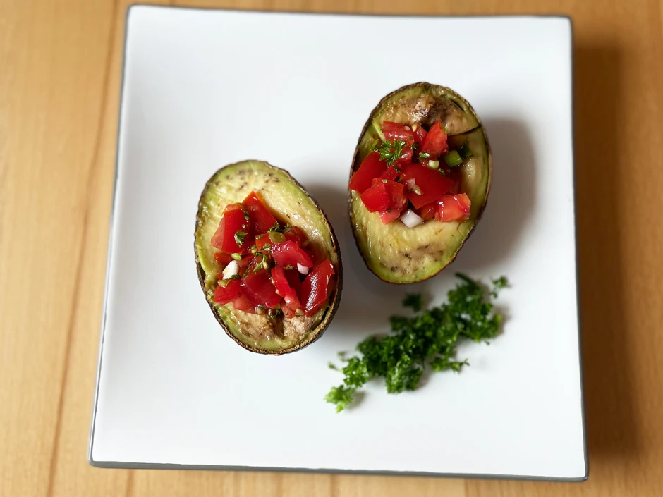 Gegrillte Avocado mit Tomatenf&uuml;llung
