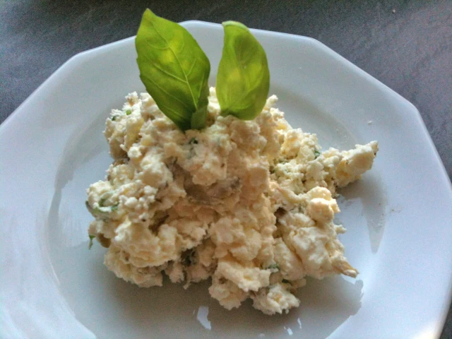 Schafskäse-Dip mit Oliven
