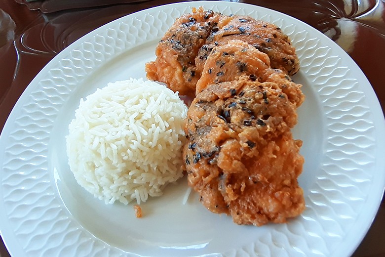 Hendlkeulenschnitzel in Käsepanier