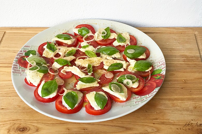 Tomaten-Mozzarella-Salat mit Frühlingszwiebeln