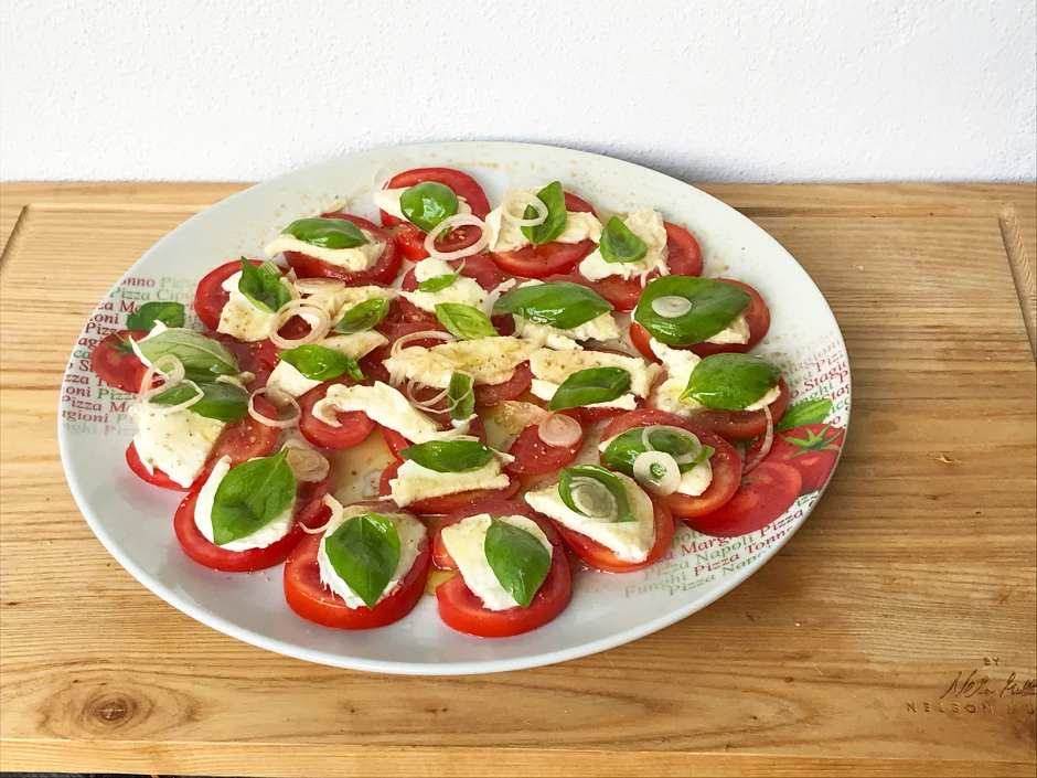 Tomaten-Mozzarella-Salat mit Frühlingszwiebeln