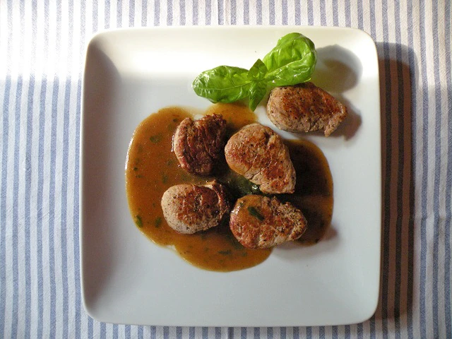 Schweinsmedaillons mit Basilikumsauce