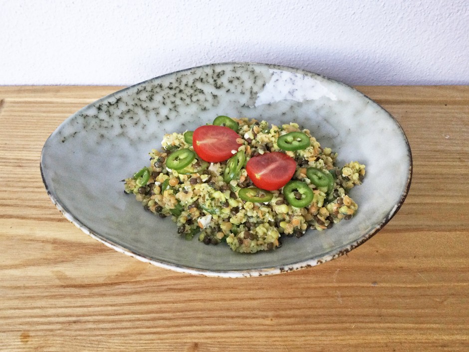 Linsen-Bulgur-Salat mit Feta und Jalapenos