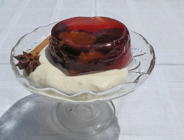 Zwetschkens&uuml;lzchen mit Marzipansauce