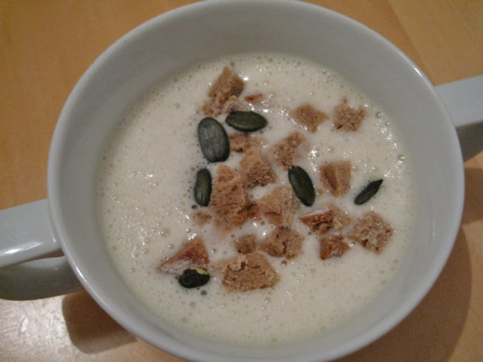 Knoblauchsuppe mit Croutons und K&uuml;rbiskernen