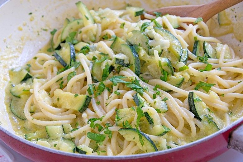 Nudeln in Zucchinisauce