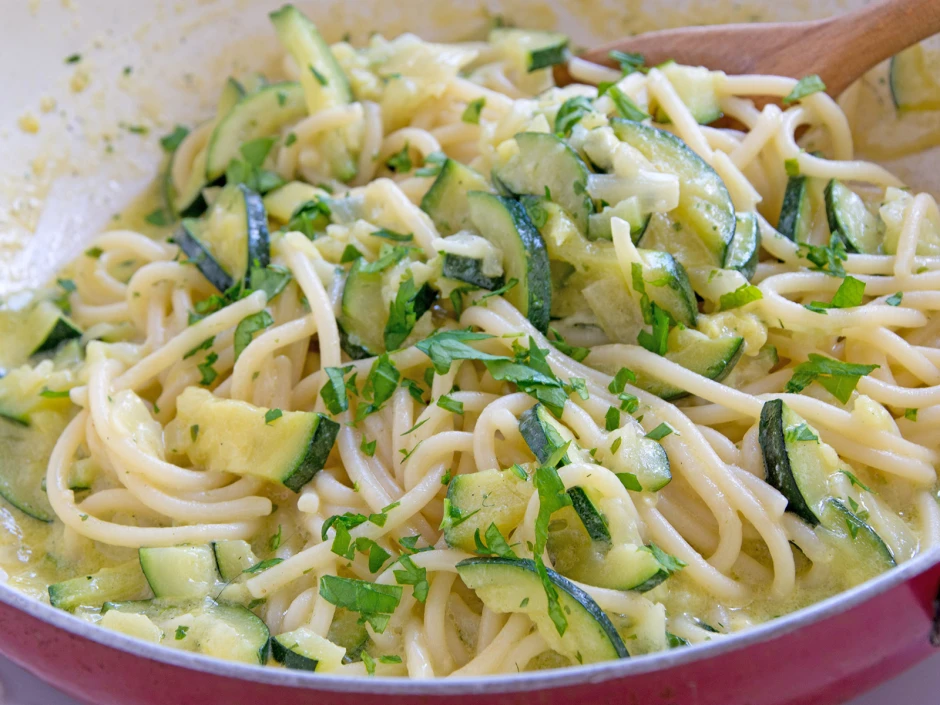 Nudeln in Zucchinisauce