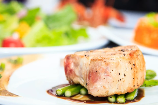 Marinierter Schweinslungenbraten mit Spargel