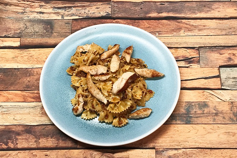 Farfalle mit rotem Pistou und Putenstreifen