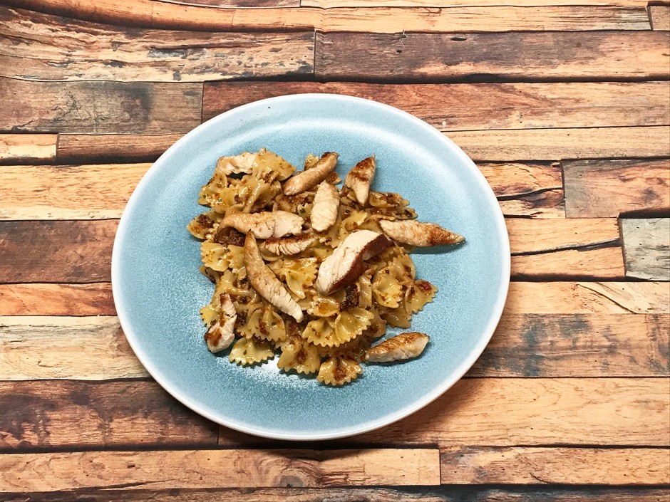Farfalle mit rotem Pistou und Putenstreifen