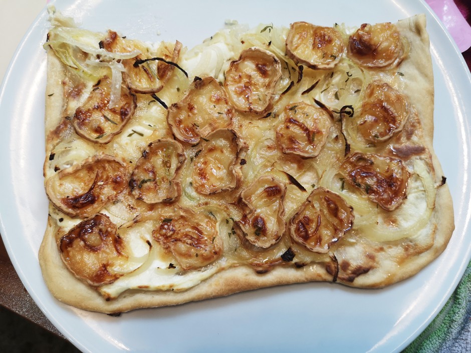 Rosmarin-Ziegenkäse Flammkuchen mit Honig