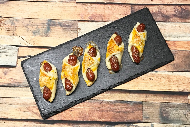 Blätterteigkipferl mit Käsekrainer