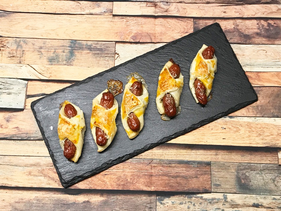 Blätterteigkipferl mit Käsekrainer