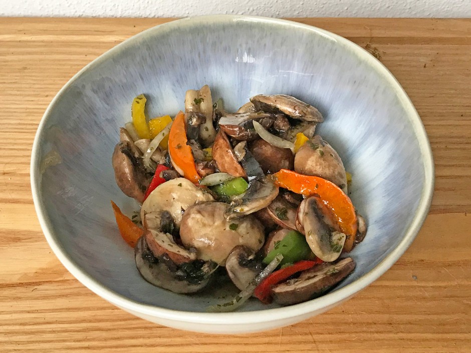 Roher Champignonsalat in Zitronenmarinade
