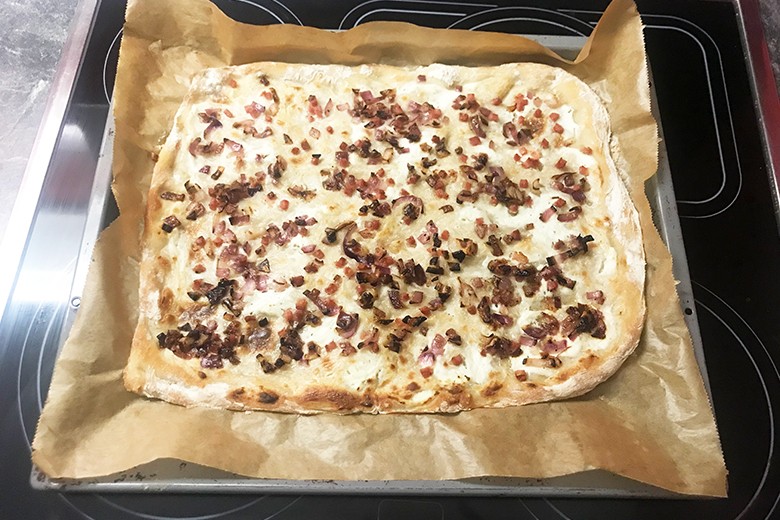 Flammkuchen mit roten Zwiebeln und Schinkenwürfeln