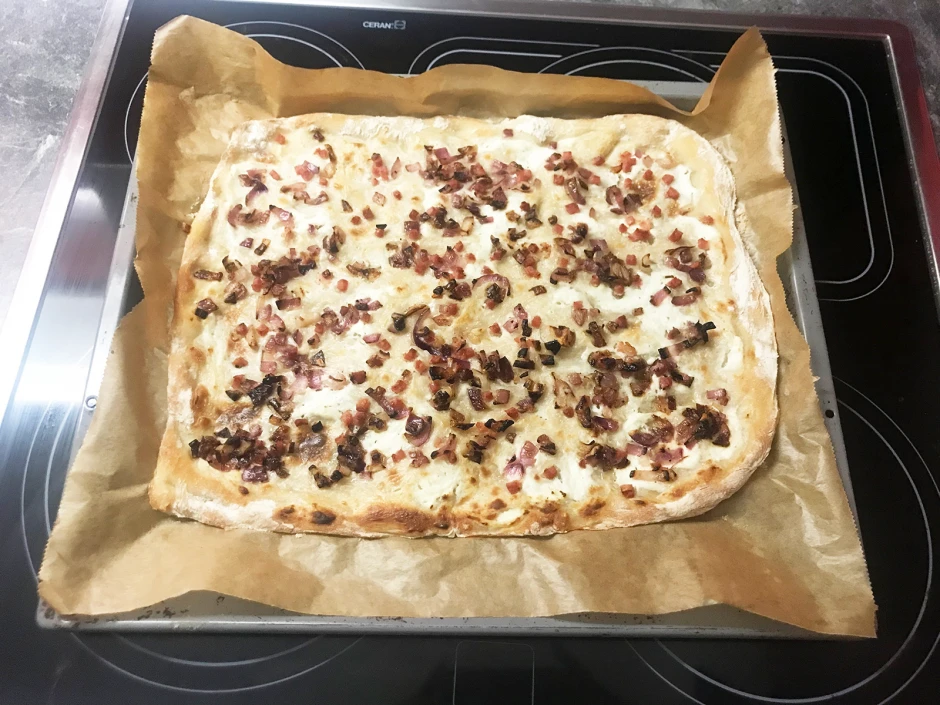 Flammkuchen mit roten Zwiebeln und Schinkenwürfeln