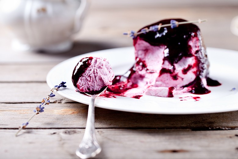 Brombeereis mit Lavendel
