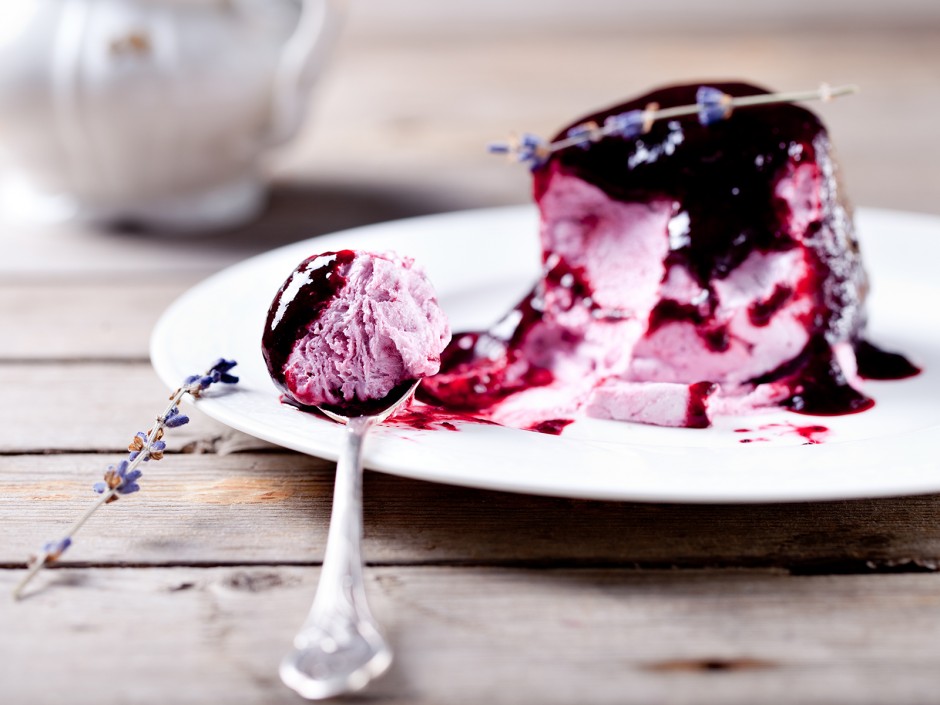 Brombeereis mit Lavendel
