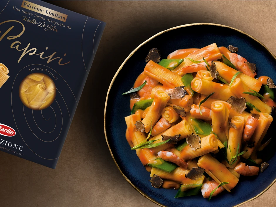 Barilla COLLEZIONE Papiri mit Garnelen Bisque, Zuckererbsen und schwarzem Tr&uuml;ffel
