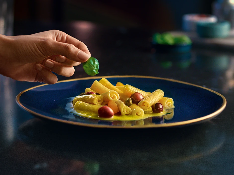 Barilla COLLEZIONE Papiri mit Tomatencreme, Basilikum&ouml;l, Kapern und Oliven