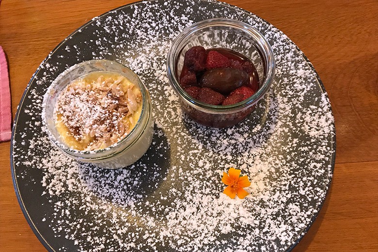 Vanillepudding mit Mandelkruste und Rumtopffrüchten
