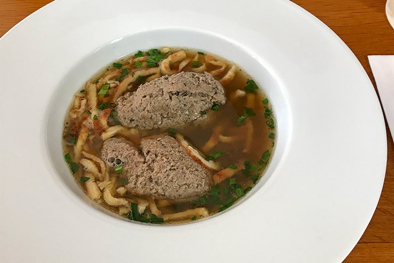 Leberklößchensuppe mit Frittaten