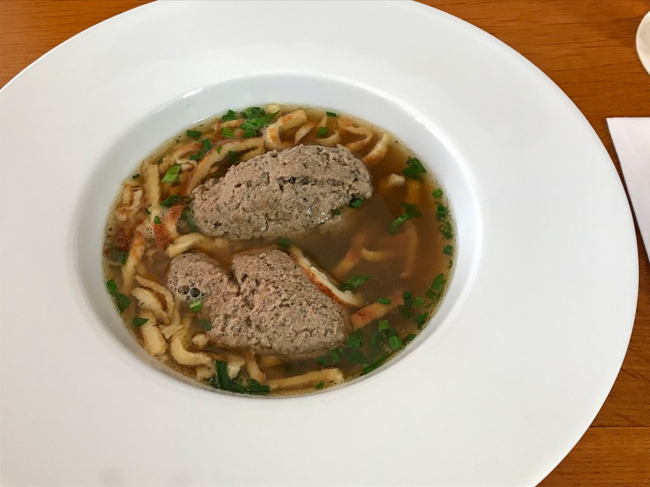 Leberklößchensuppe mit Frittaten