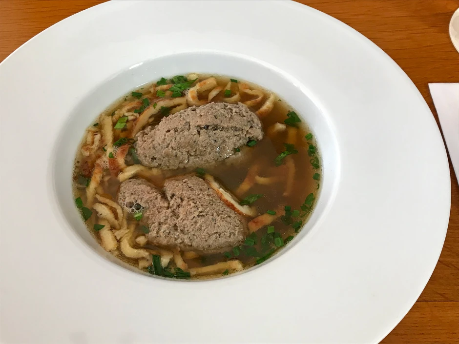 Leberkl&ouml;&szlig;chensuppe mit Frittaten
