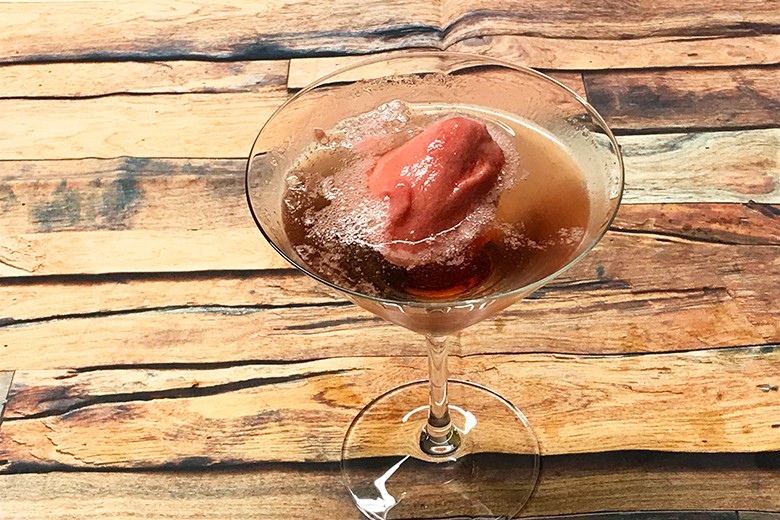 Cassis-Sekt-Eis-Cocktail