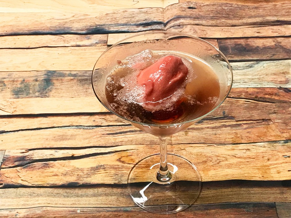 Cassis-Sekt-Eis-Cocktail