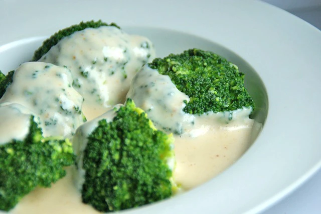 Broccoli mit Erdnuss-Sauce