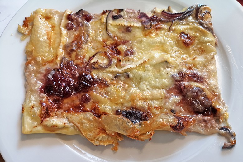 Camembert-Preiselbeer-Flammkuchen