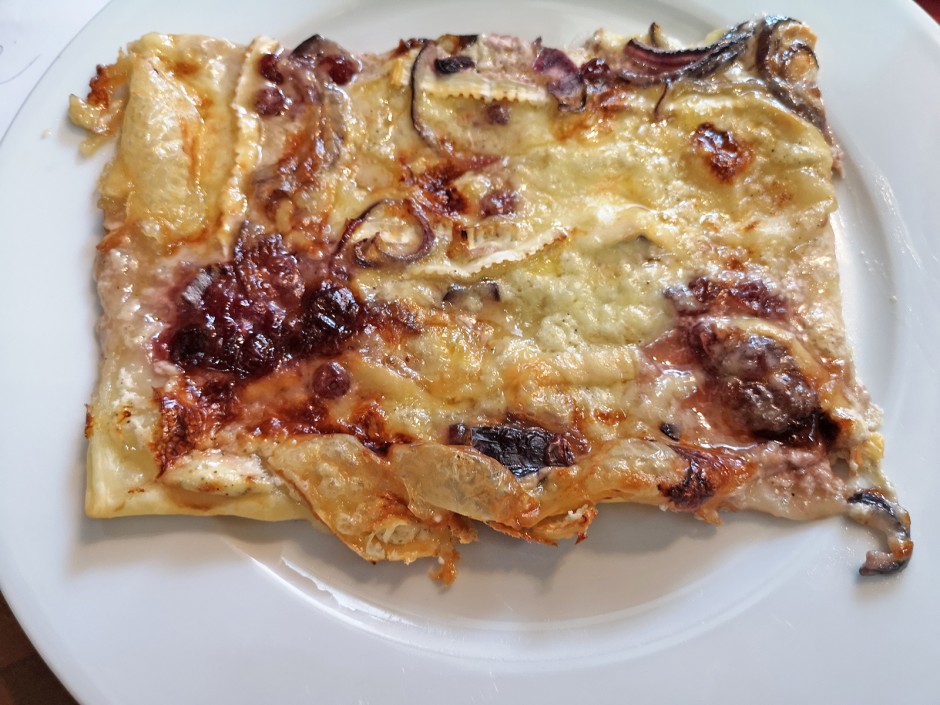 Camembert-Preiselbeer-Flammkuchen