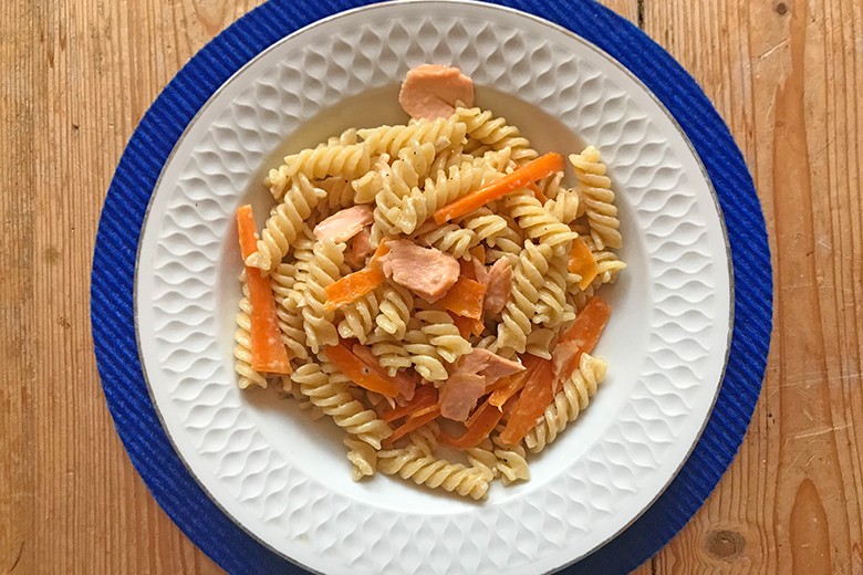 Pasta mit geräuchertem Lachs und Karotten