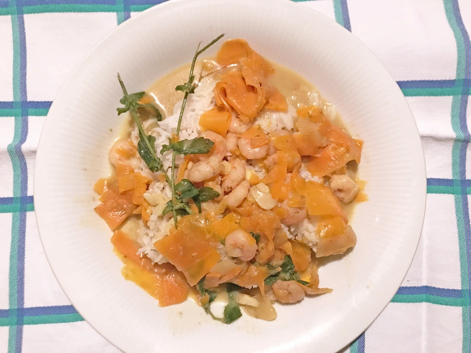 Reistopf mit Garnelen in Kokossoße