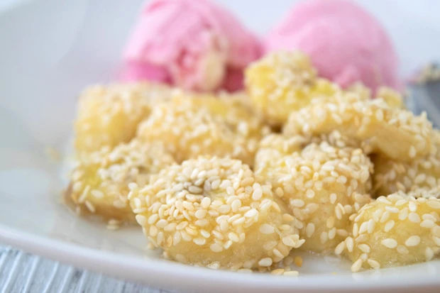 Gebackene Bananen mit Mandeln und Sesam