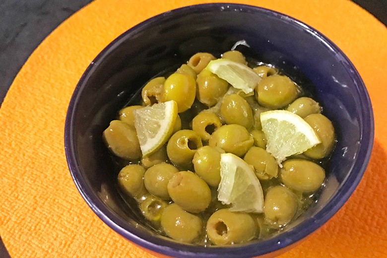 Oliven in Zitronenmarinade