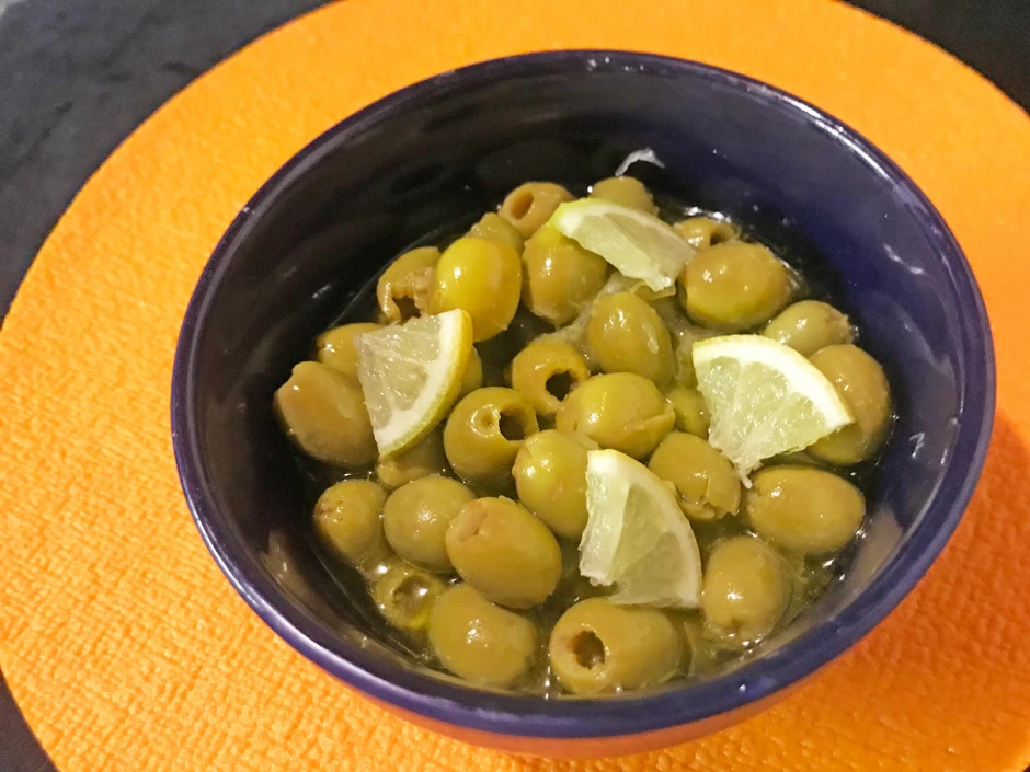 Oliven in Zitronenmarinade