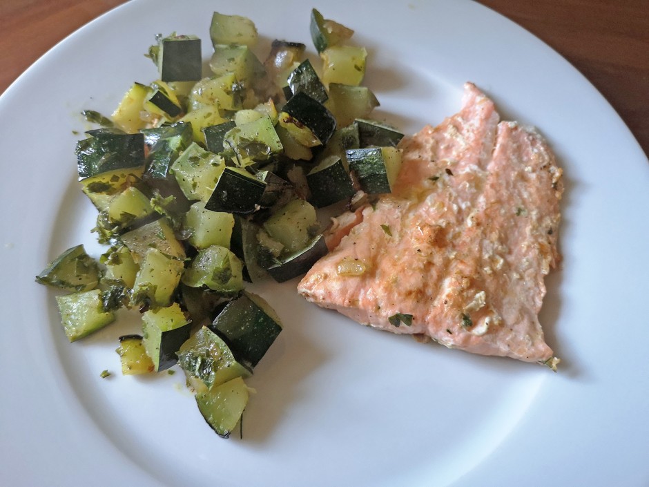 Lachs mit Zucchinigemüse