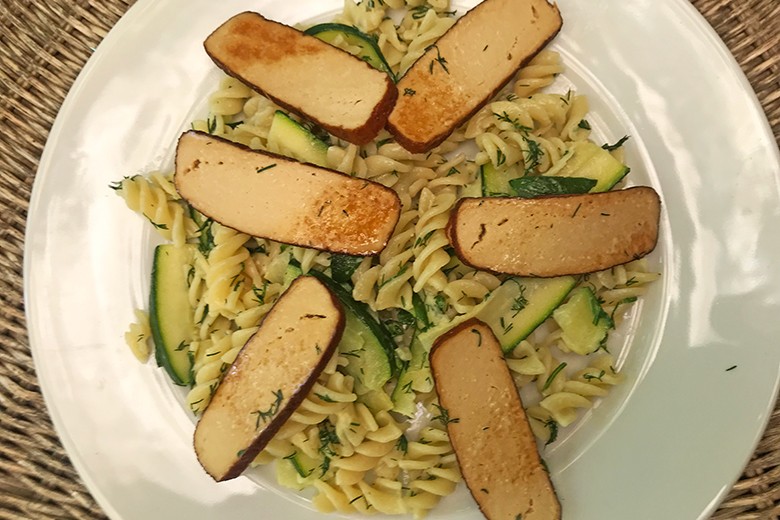 Spirelli und Zucchini in Dillobers mit gebratenen Scheiben vom geräucherten Tofu
