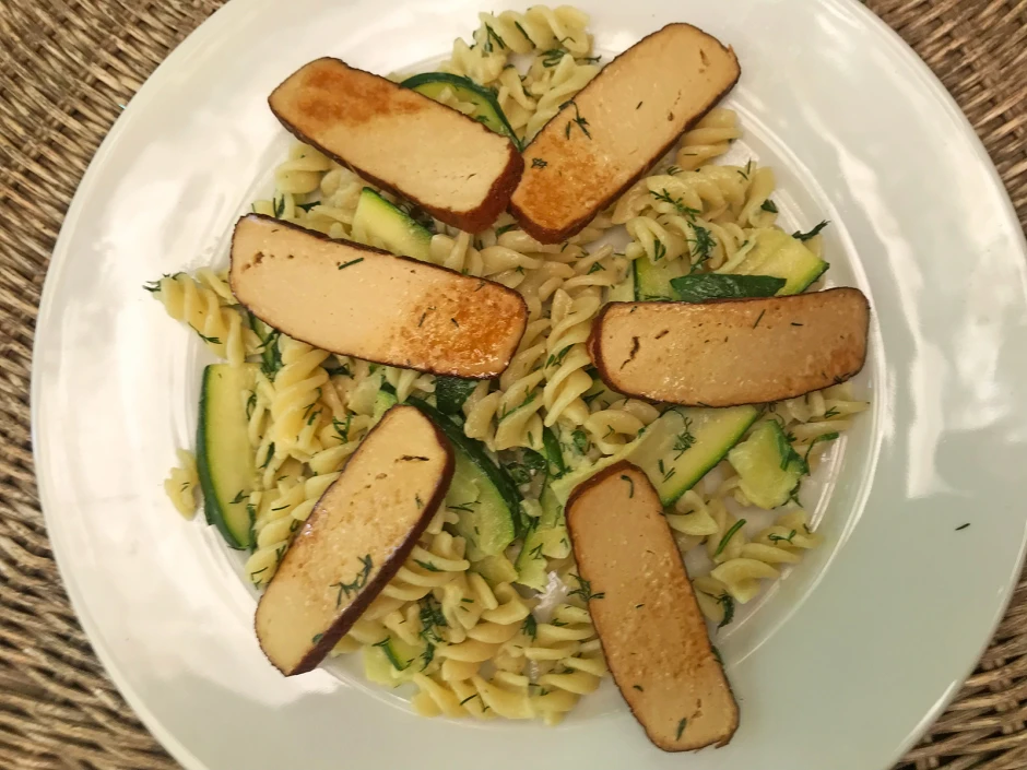 Spirelli und Zucchini in Dillobers mit gebratenen Scheiben vom ger&auml;ucherten Tofu