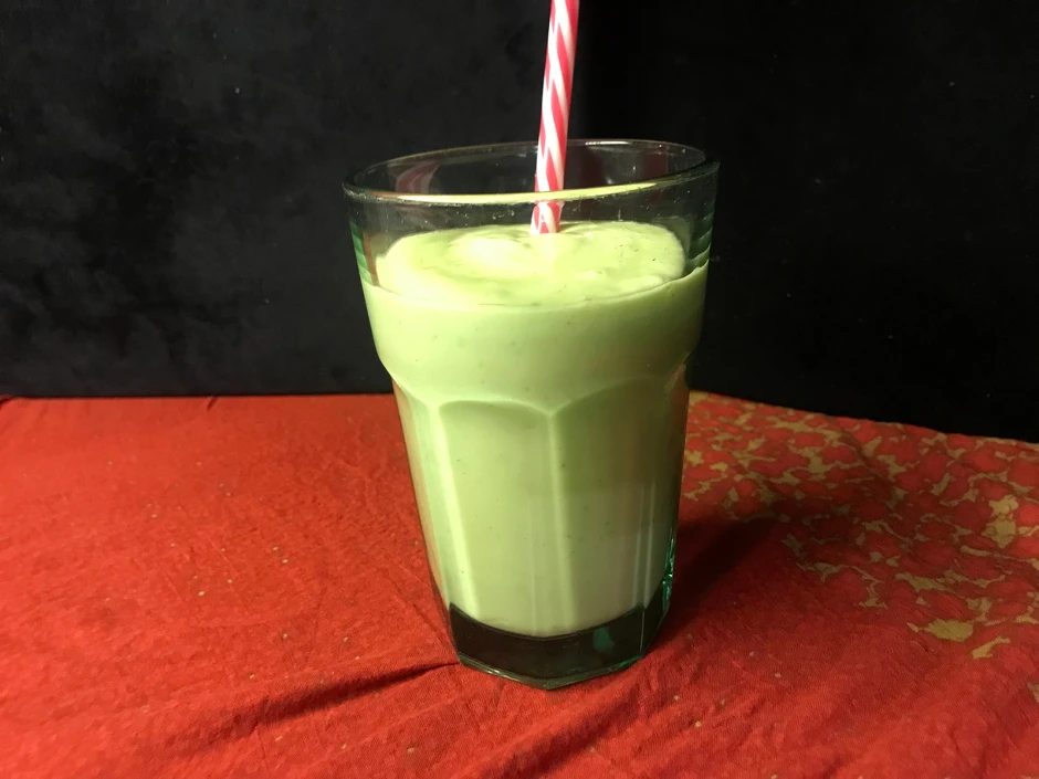 W&uuml;rziger Avocado-Joghurt-Smoothie