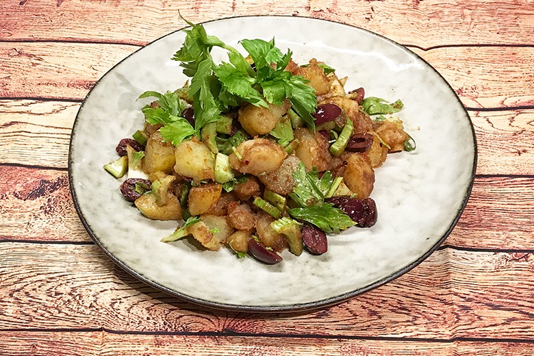 Selleriesalat mit Erdäpfel und Oliven