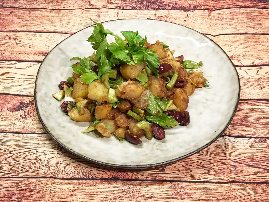 Selleriesalat mit Erd&auml;pfel und Oliven