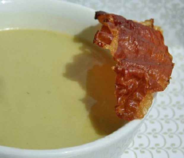 Jungerbsencremesuppe mit Prosciuttochips