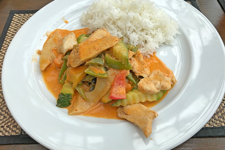 Huhn in roter Currysoße (Gaeng Pet Gai)