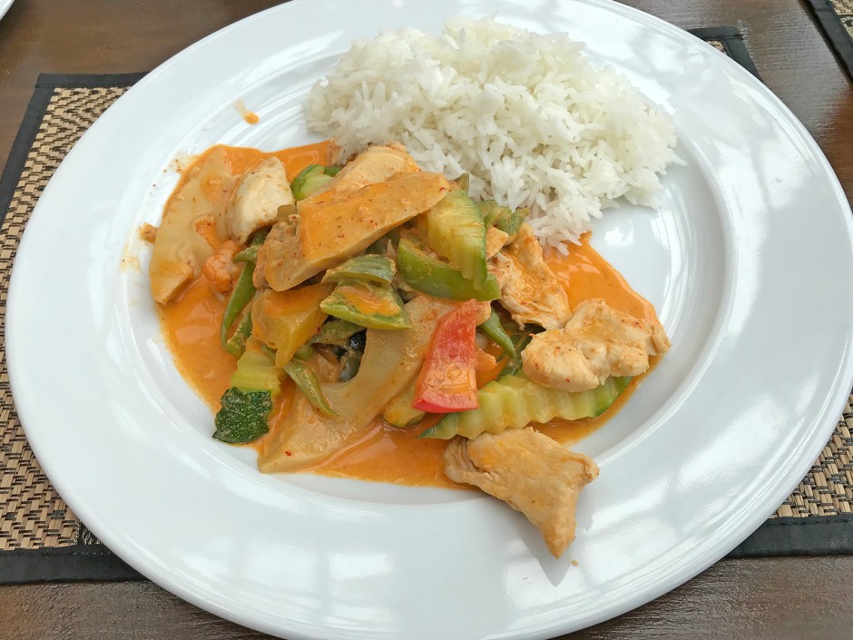 Huhn in roter Currysoße (Gaeng Pet Gai)